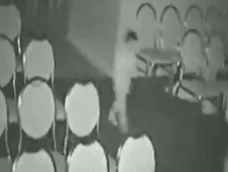 Cámara de seguridad capta al presunto fantasma de un niño jugando dentro de una funeraria | VIDEO