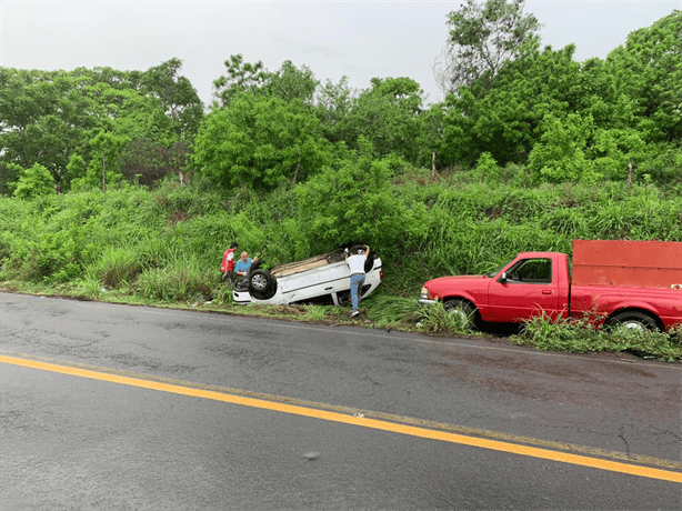 Auto vuelca en la carretera Xalapa-Veracruz; tres personas ilesas