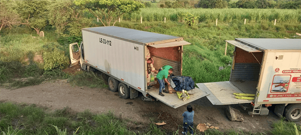Camión de carga se sale del camino en Cardel: No hubo heridos