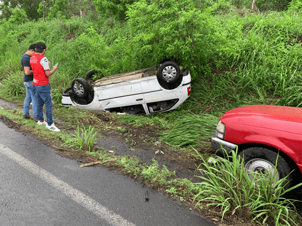 Auto vuelca en la carretera Xalapa-Veracruz; tres personas ilesas
