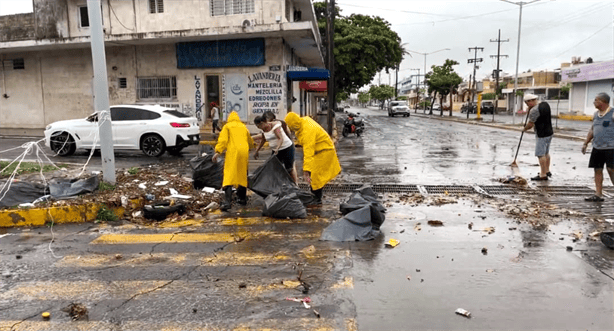 Vecinos de avenida Lafragua limpian alcantarillas para evitar inundaciones