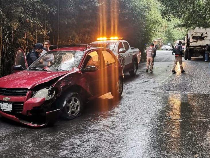 Fuerte choque sobre carretera de Huatusco; hay cuatro heridos