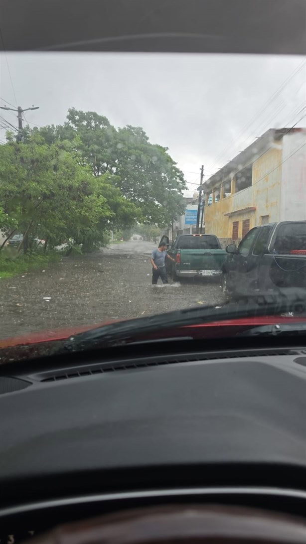 Intensa lluvia inunda calles de Veracruz | VIDEO