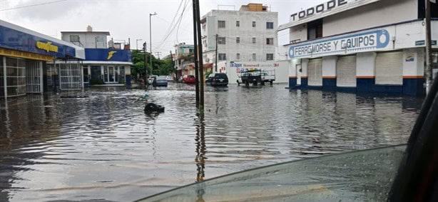 Intensa lluvia inunda calles de Veracruz | VIDEO