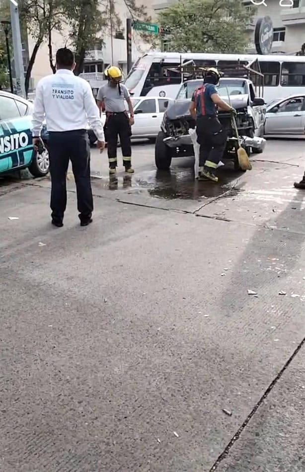 Enfermera en Veracruz termina lesionada en choque de una camioneta con un taxi