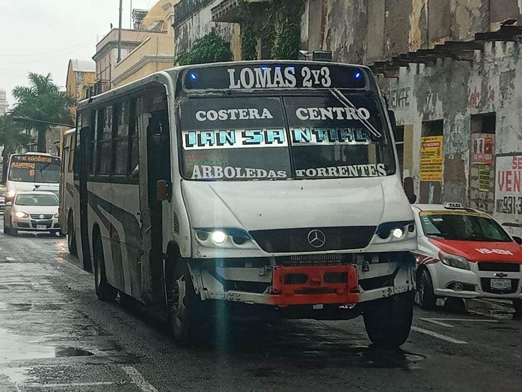 Camiones urbanos sí circulan en Veracruz pero en menor cantidad por fuertes lluvias