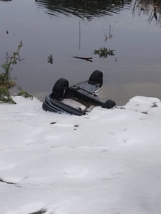 Automóvil cae a canal de aguas en Lomas 4, en Veracruz