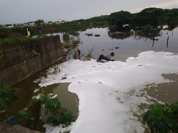 Automóvil cae a canal de aguas en Lomas 4, en Veracruz