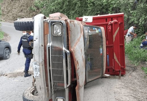 Trabajadores del campo sufren fuerte volcadura en Atzalan