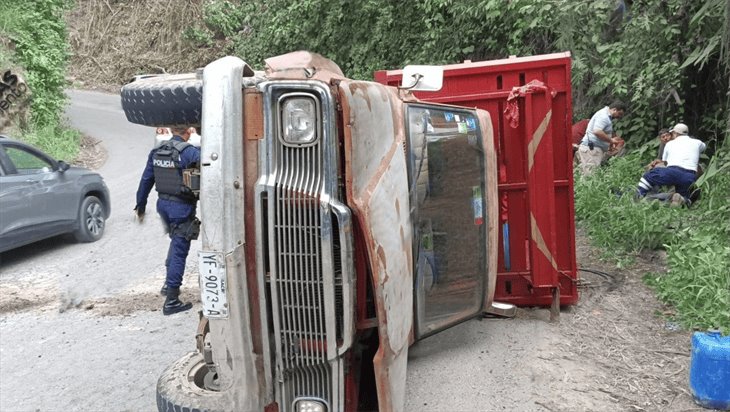 Trabajadores del campo sufren fuerte volcadura en Atzalan