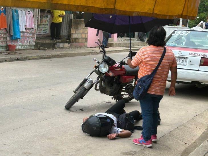 Motociclista terminó sobre el pavimento luego de ser embestida en Lomas de Barrillas