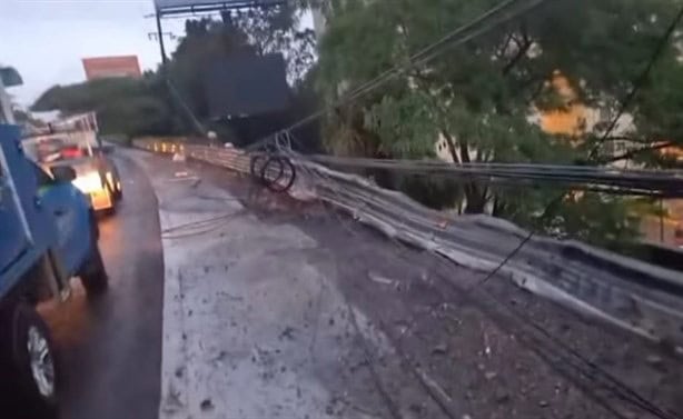 Tráiler arrasa con poste de CFE en Xalapa y conductor huye