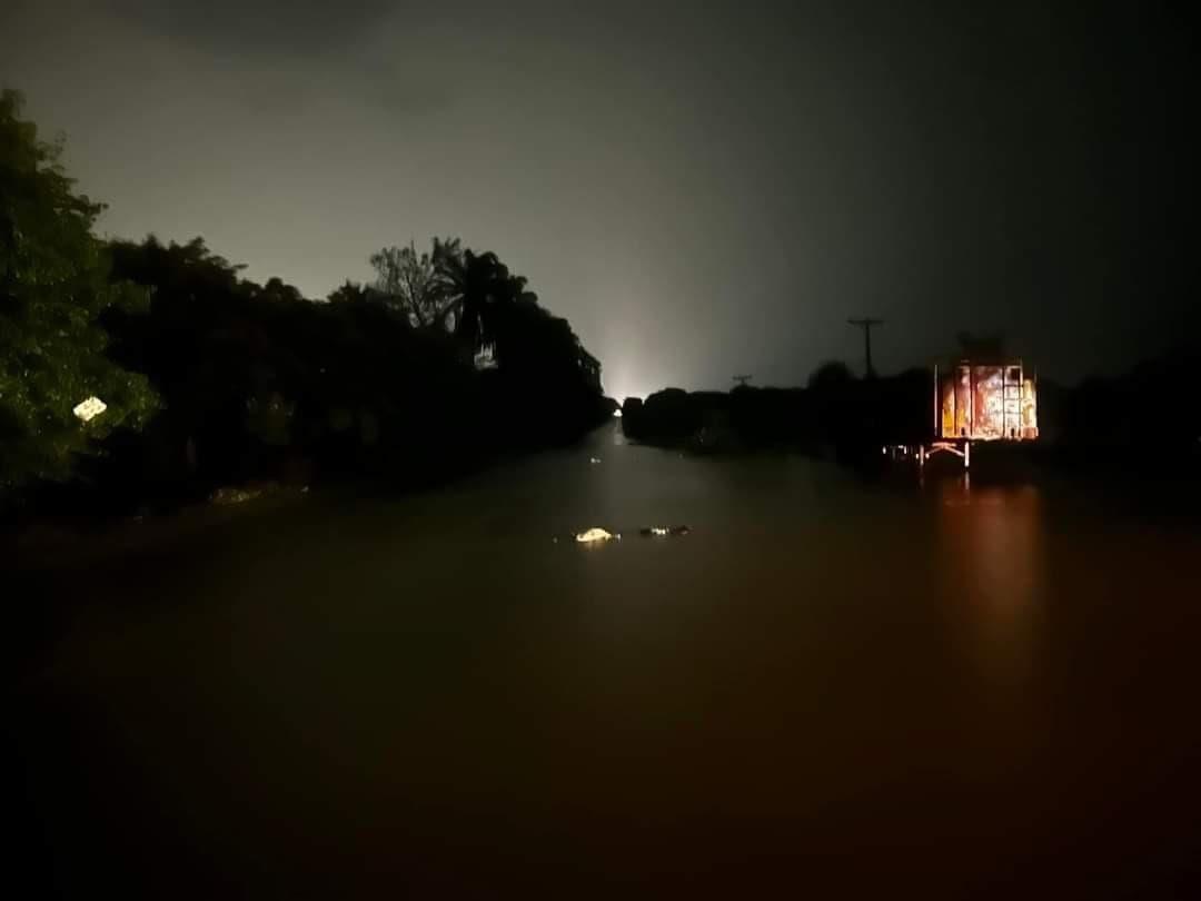 Lluvias desbordan arroyo en Puente Jula, Veracruz