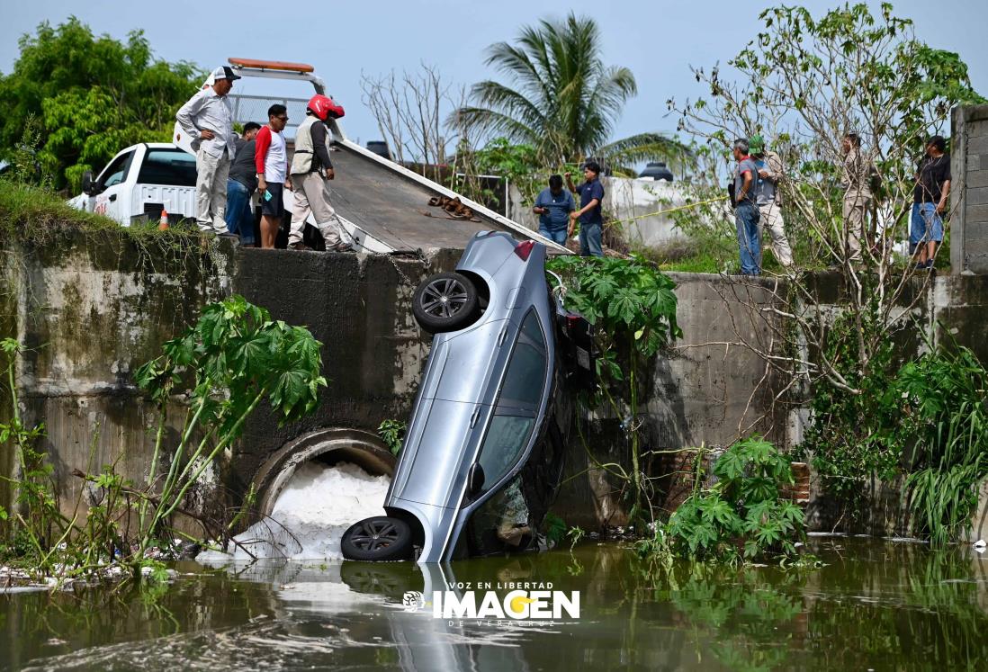 Muere dentro de su auto en Lomas 4 tras caer a canal de aguas por lluvias en Veracruz | VIDEO