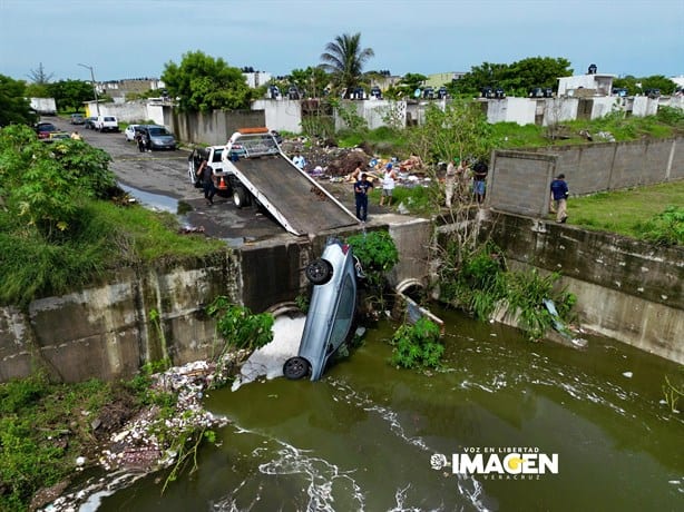 Muere dentro de su auto en Lomas 4 tras caer a canal de aguas por lluvias en Veracruz | VIDEO