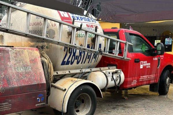¡De miedo! Pipa de gas lanza flamazo en colonia de Xalapa