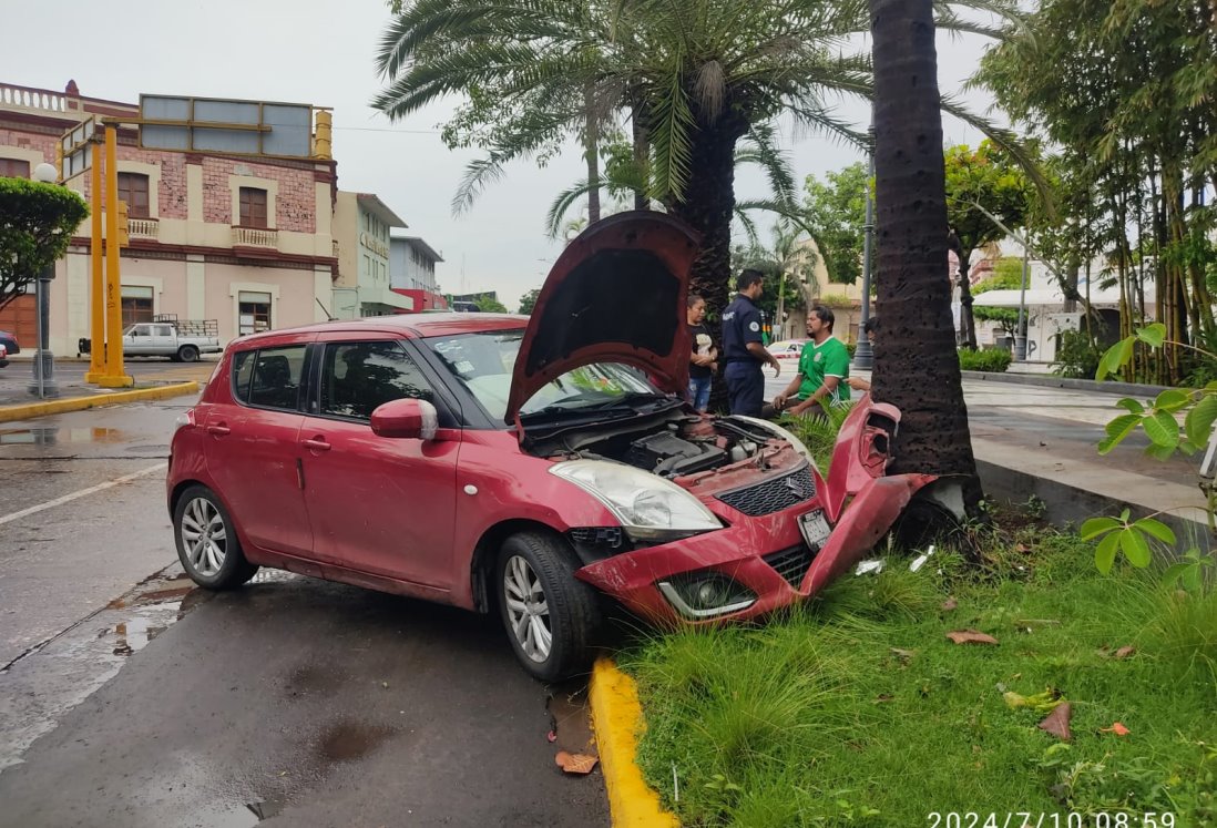 Conductor se estrella contra palmera Avenida Independencia de Veracruz