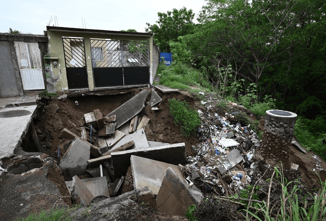 Gigantesco socavón amenaza tragarse varias casas en colonia La Herradura en Veracruz