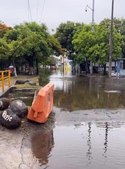Se inunda avenida Veracruz por desbordamiento de Laguna de Lagartos