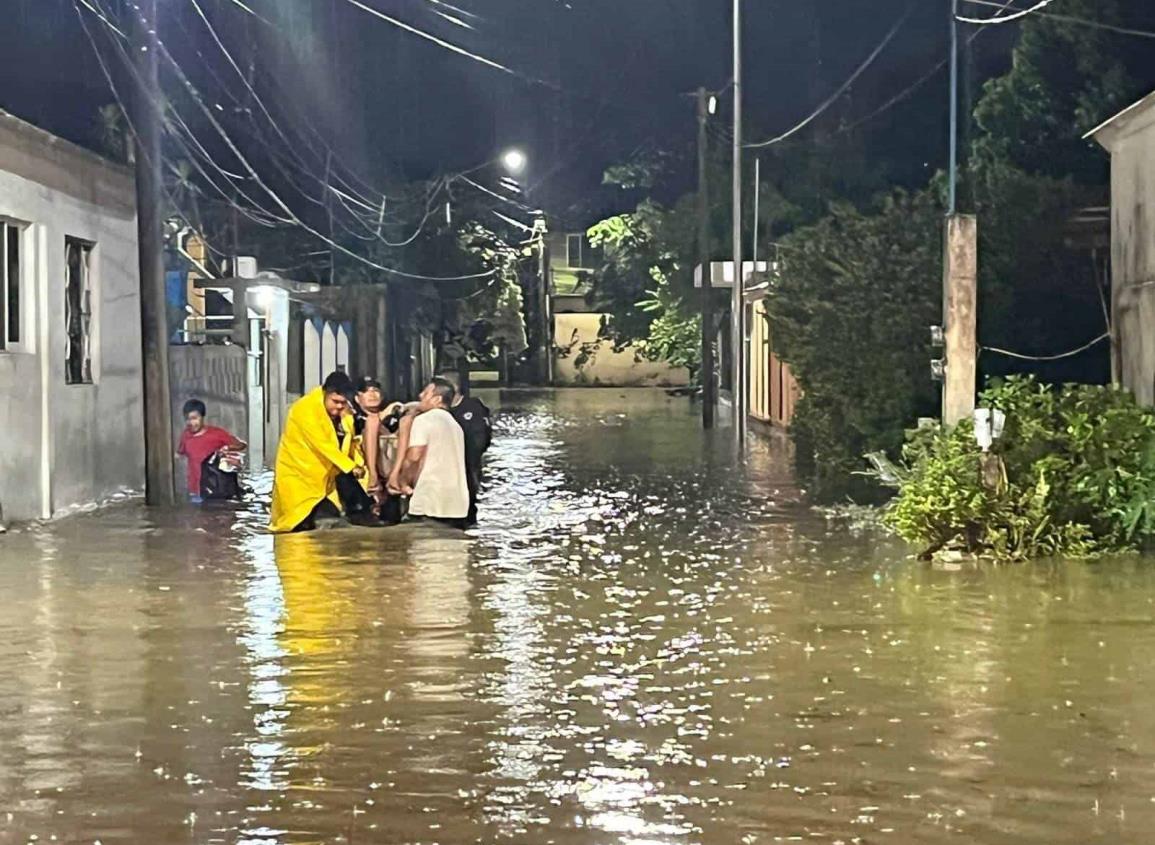 Lluvias por onda tropical 8 inundaron Minatitlán; acuden Bomberos y Protección Civil
