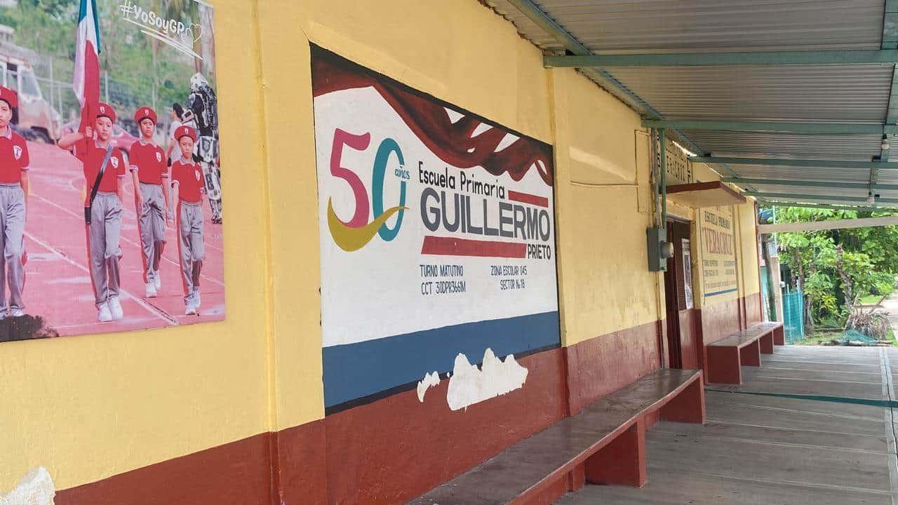 Por falta de aulas, alumnos de primaria tienen que hacer lista de espera en Acayucan | VIDEO