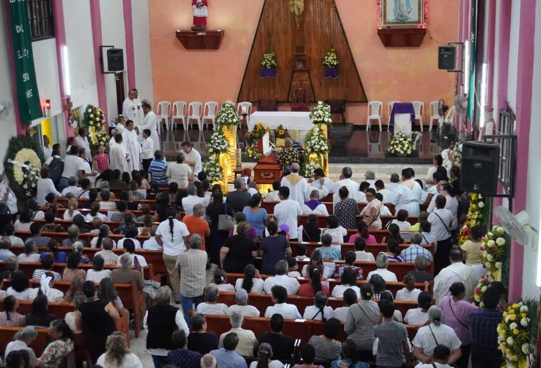 Dan último adiós al sacerdote que cayó en su auto a canal de agua en Veracruz