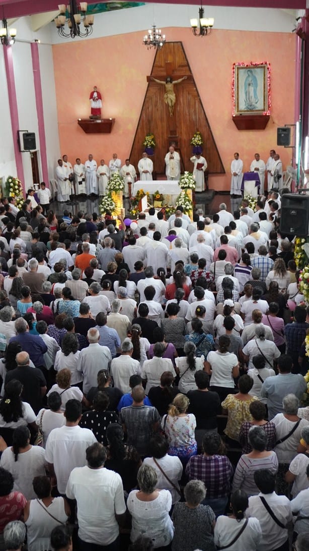 Dan último adiós al sacerdote que cayó en su auto a canal de agua en Veracruz