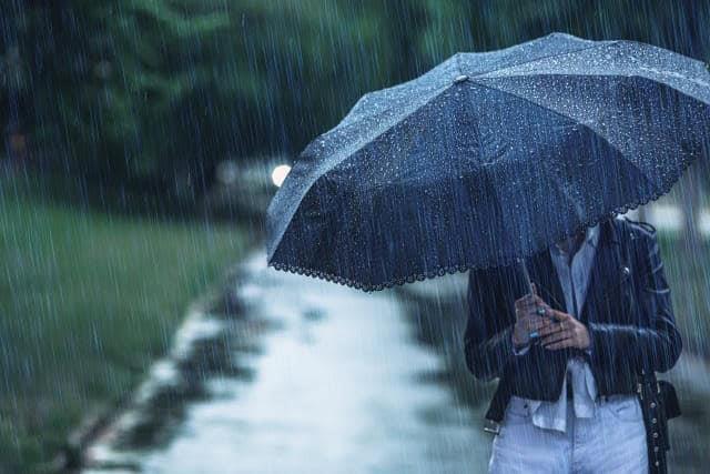 5 prendas imprescindibles que debes tener en casa ante temporada de lluvias