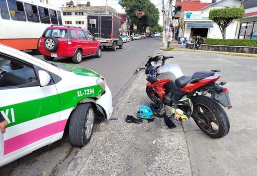 Choque entre taxi y motociclista en avenida 28 de Agosto y Primero de Mayo de Xalapa