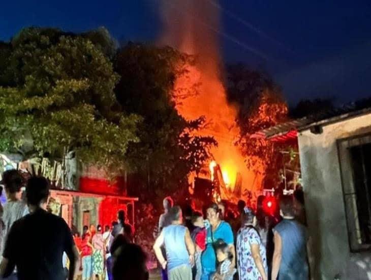 Se incendia casa en San Andrés Tuxtla; bomberos evitan propagación del fuego
