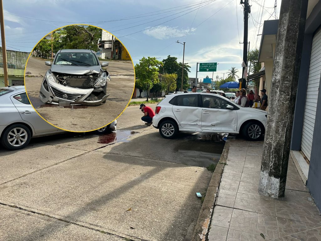 Fuerte choque proyecta auto hacia una vivienda en Coatzacoalcos