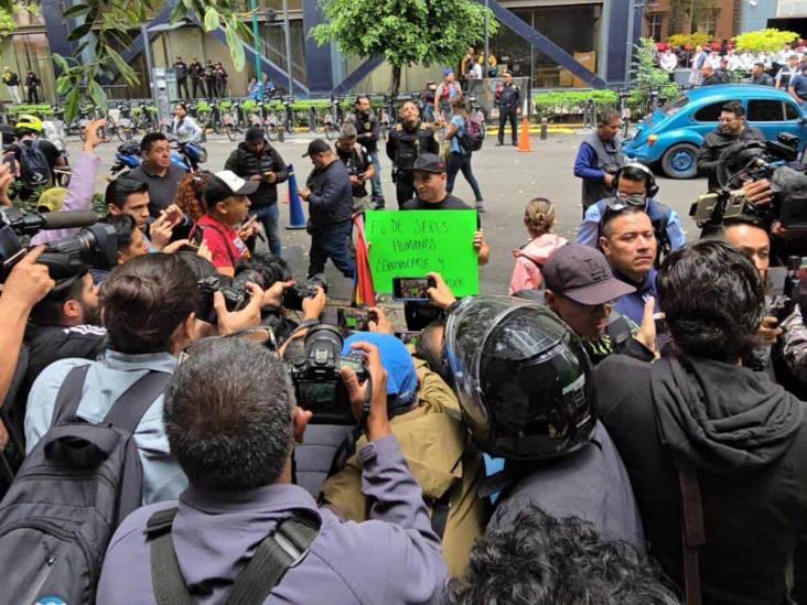 Policía que participó en video de Luna Bella en el metro de la CDMX sería reinstalado