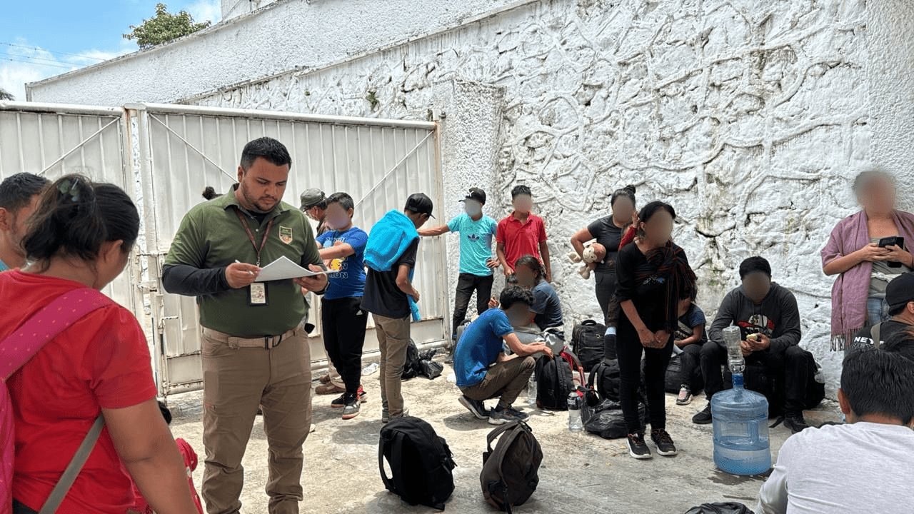 Aseguran a 173 migrantes en operativos en Veracruz; dos detenidos por tráfico