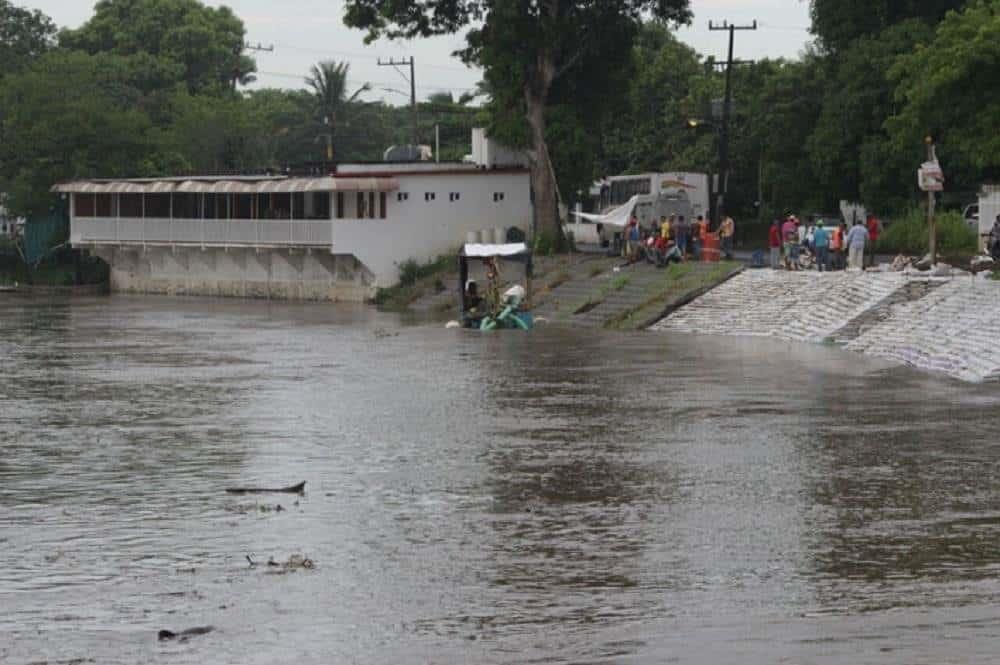 Seis familias en comunidades de Medellín de Bravo fueron evacuadas por inundaciones