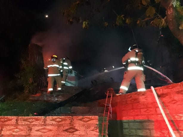 Se incendia casa en San Andrés Tuxtla; bomberos evitan propagación del fuego