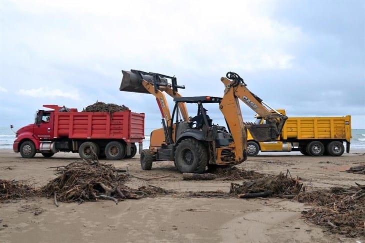 ¡Por fin! Llevan a cabo jornada de limpieza en Playa de Tuxpan