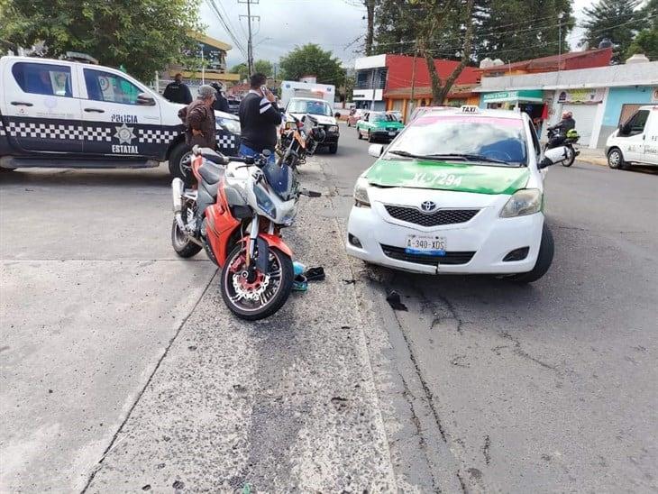 Choque entre taxi y motociclista en avenida 28 de Agosto y Primero de Mayo de Xalapa