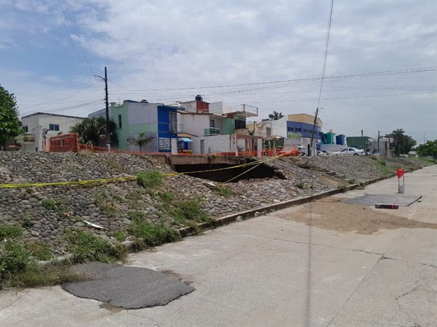 Alertan de enorme socavón en Lomas de Río Medio 2 por fuertes lluvias en Veracruz