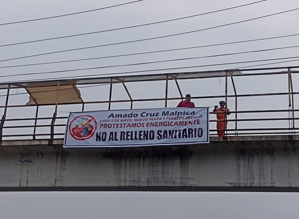 Ejidatarios de Coatzacoalcos, colocaron lonas en protesta al relleno sanitario