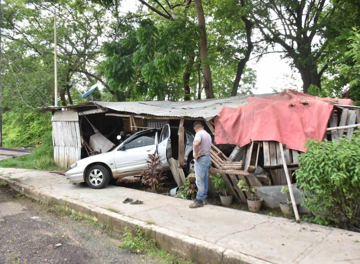 Detienen a ebrio conductor; causó destrozos en vivienda de Sayula