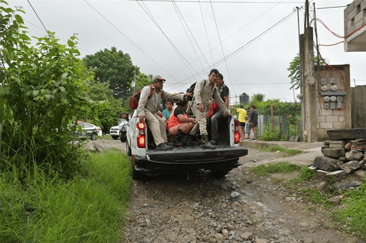 Evacúan a familias en riesgo por aumento del río Cazones en norte de Veracruz