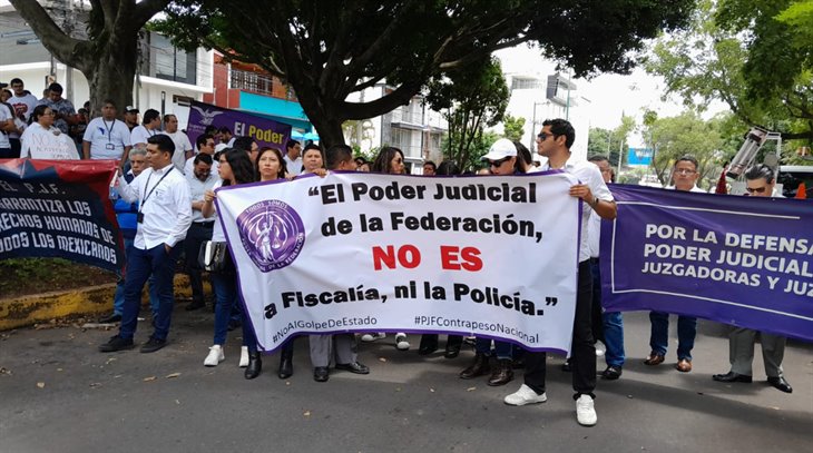 Trabajadores protestan contra reforma al Poder Judicial en Xalapa