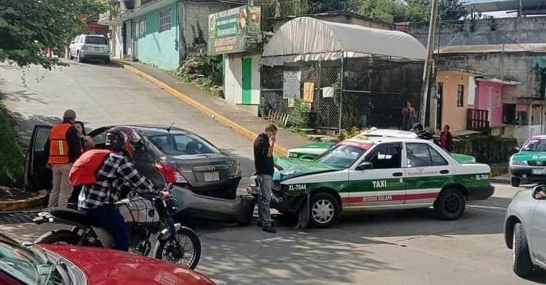 Xalapa: Chocan por alcance en la colonia Unidad y Progreso