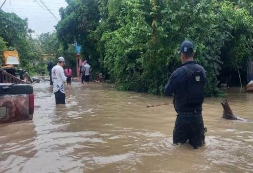 Comienza evacuación en Poza Rica por desbordamiento del rio Cazones