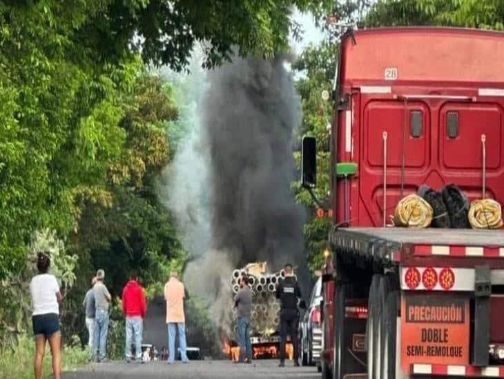 Camioneta cargada con tubos se incendia en Puente Nacional