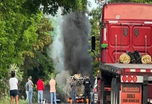 Camioneta cargada con tubos se incendia en Puente Nacional