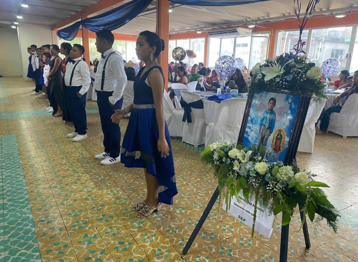 En alma, Jesús Antonio acudió a su graduación de sexto grado | VIDEO