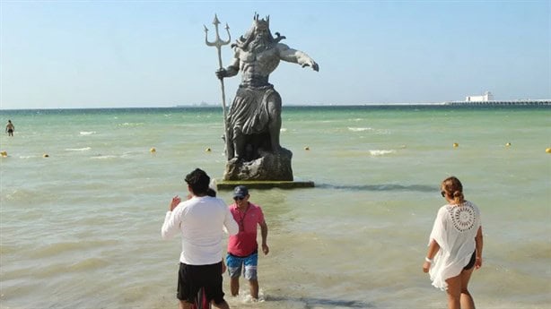 Profepa clausura estatua gigante de Poseidón en playas de México