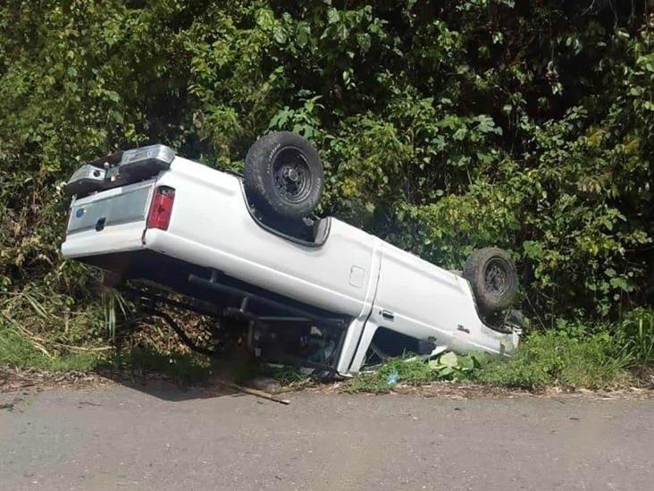 Vuelca camioneta en carretera de Atzalan