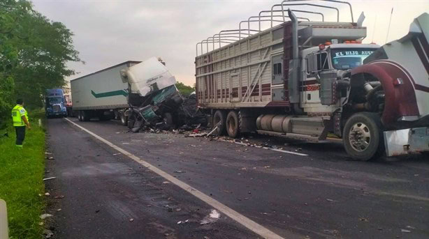 Choque triple en autopista Cosolea- Acayucan provoca cierre de carriles; hay un muerto | VIDEO